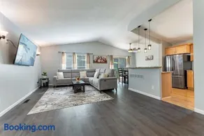 Perfect Getaway 3BR 3BA Home Close to Parks and Shopping - Image 4