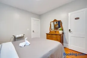 Boston Three Bedroom Apartment - Image 3