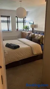 Room at Wallington Green room for professionals, near station, 30 min to London Bridge, 27 min to LDN Victoria - Image 4