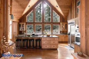 Forrest Lodge Large Private Luxury w Hot Tub - Image 3