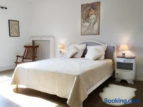 beautiful provencal mas with pool in the center of the village of maussane les alpilles – sleeps 14 - Image 3
