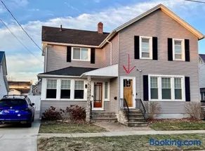 Comfy 2 Bedroom Apartment Close to Lake Erie - Image 1