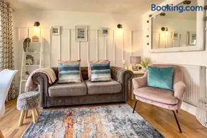 Cornish Beach Retreat - 10 Min Walk to Beach! - Image 1