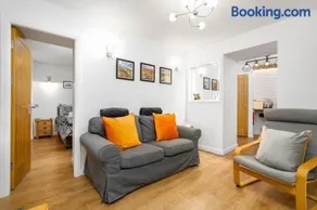 Chunal Apartment Central Glossop - Image 5