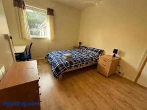 3 Bedroom Home Near Centre - Perfect for Family stays or Workers - Image 4