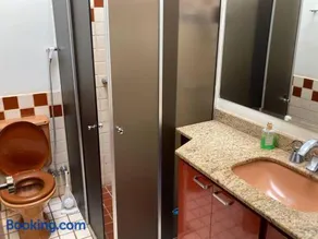 Casa grande, ampla, com 4 quartos e estacionamento - Image 2