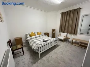 Luxury 1BR Flat Central Dumfries Self Check-in, Parking, Wi-Fi - Image 1