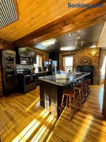 THE LOFT 3 level urban cabin with a HUGE patio! - Image 2
