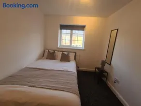Stylish 3 bed close to Nissan - Image 4