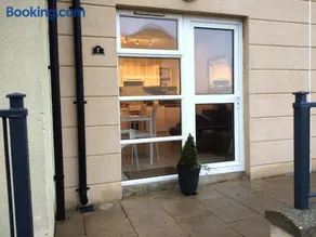 Ground Floor Deluxe Seaside Apartment With Patio & Private Entrance, marine court - Image 1