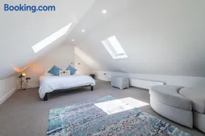 The Hideaway - Farm Stay with hottub, pool table and outdoor cinema - Image 2