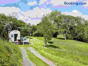 The Mallard Shepherd's Hut with Hot Tub - Image 1