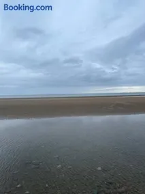 Eight bed beautiful seaside caravan in NorthWales - Image 1