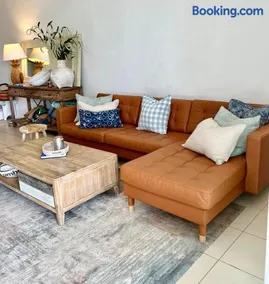 Top-floor beachside apartment with views - Image 2