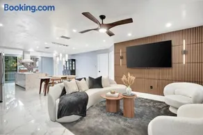 Daytona 500 Retreat Renovated 5 Bedroom Oasis - Image 2