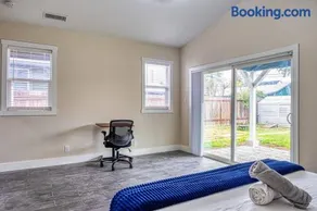 4BR Victorian Walk to UC Davis & Shriner Med Cen - Image 4