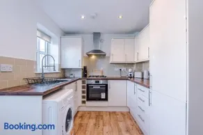 Stylish Grimsby 3-bedroom House with Wi-Fi & Parking Sleeps 6 by PureStay - Image 5