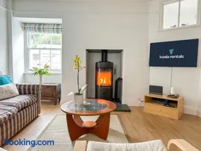 NEW - Luxury Cawsand Cottage, Steps from the Beach - Image 3