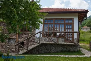 Самостоятелна къща за гости с изглед към планината Вила Марк - Image 3