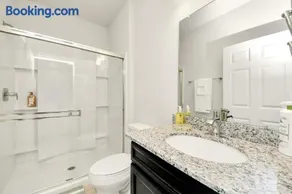Modern Cozy Home in Houston Galleria and NRG 4BR 4BA - Image 4