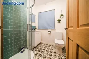 Stylish 3 Bed House, Free Parking, Near M53, Fast WiFi, Garden - Image 4