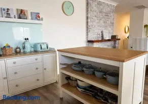 100m to Beach&Shop Spacious Pristine One Story Family Home - Image 3