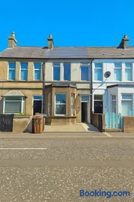 Spacious Home in Bangor Centre, 2 King Beds, 1 Single and Garage - Image 1