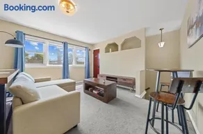 Stylish Apt - 3 min walk - Train to NYC - Image 4