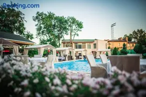 Arcadia Plaza Hotel - Image 4