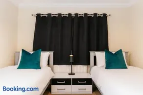 North London 4 bedroom Holiday home, Driveway Parking, BBQ and Indoor Jacuzzi hot tub - Image 3