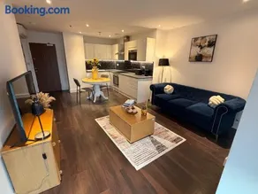 London Bliss Apartment - Cozy Stay with City Views - Image 3