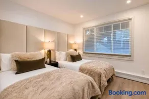 2 BR 3BA Condo - AC, Heated Pool, Walk to Town - Image 4
