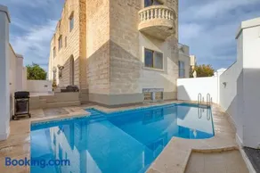 Luxury Villa Private pool BBQ & 5star amenities - Image 1