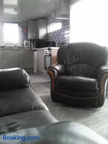 yeolde 2 bedroom Seashak Detached Cottage LOW 2026 PRICES NEW BATHROOM KITCHEN PLUS FREE ALL ELECTRIC ENJOY - Image 4