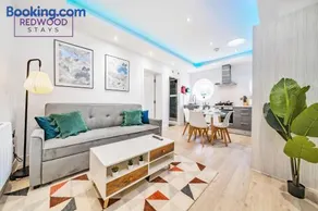 1 Bed 1 Bath, Modern Town Center Apartment, Netflix By Redwood Stays - Image 2