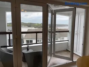 Stylish Saundersfoot Top Floor 2-Bed Seaview Apartment, Balcony & Parking - Image 4