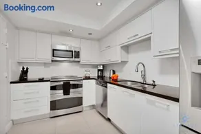Beautiful apartment with pool and gym - Image 4