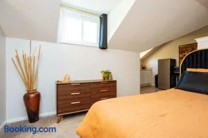 Private Suite Near It All - Prime Location - Image 1