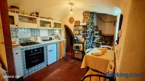 the little house of arcola in the medieval walls - Image 2