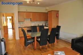 Heyward Mews Holiday Homes Sleeps 6 No 6 by Trident Holiday Homes - Image 2