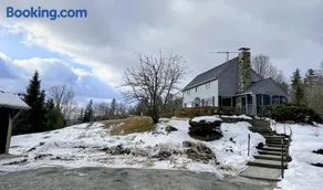 5H Charming Hilltop Farmhouse with Stunning Views & Modern Comforts Near Mountain View Grand Resort - Image 2