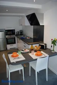 Luxury studio near beaches and shops - Image 2