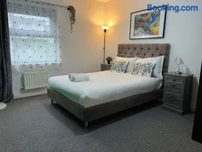 London Luxury Holiday Home B - Image 4
