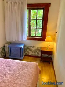Casa COMPLETA, 2 quartos, Estacionamento GRATUITO, WIFI 300MB, frigobar, microondas, fogão e jardim - Image 5
