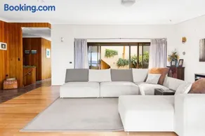 Surfers Retreat with access to the beach - Image 5