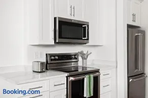 Old Port Brick Loft, Walk to Dining & Waterfront - Image 3