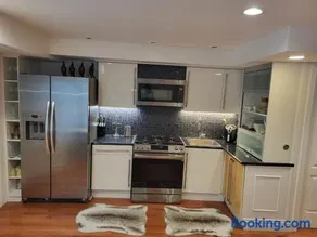Downtown Toronto House Central 2BED 2BATH Subway Free Parking - Image 3