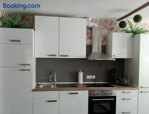 Familien FEWO Spielzimmer Balkon nahe Freizeitpark Plohn DZ eig Bad Küche gratis Kaffee Sitzecke Gemeinschaftspool im Garten Frühstückskorb auf Anfrage - Image 2