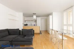 Modern 2BDR Maisonette with Terrace near Battersea - Image 4