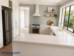 Charming & Spacious 5 Bedroom Bayside House with Pool - Image 3
